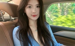 他的手探到我的衣服里作文